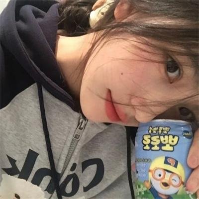 穿粉红色裤子的男孩